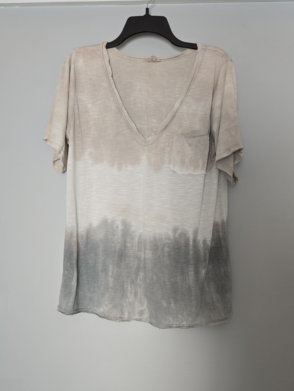 POL Women's Beige to Gray Tie Dye V-Neck Pocket Tee